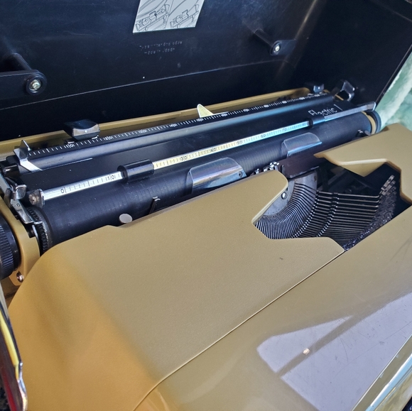 Sears electric 1 typewriter no cord - Picture 8 of 10